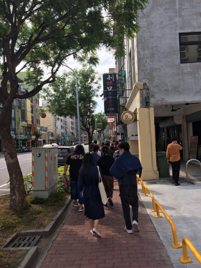 導覽人員帶領民眾穿越鹽埕的大街小巷
