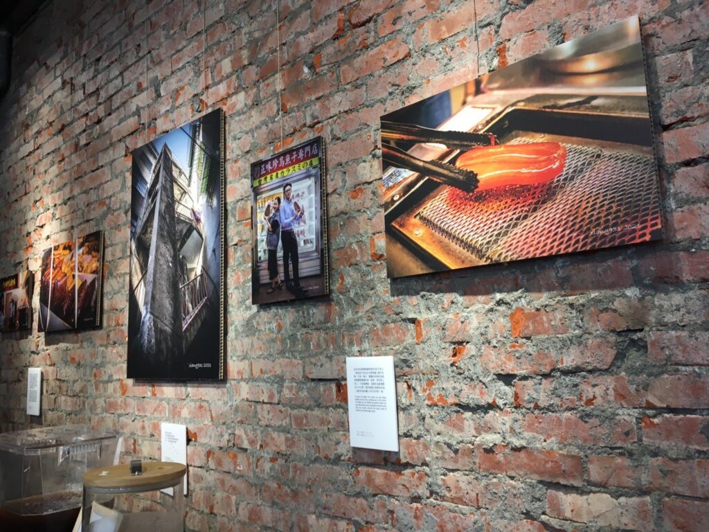 廢墟Bar.三樓有「鹽埕家味」的攝影展