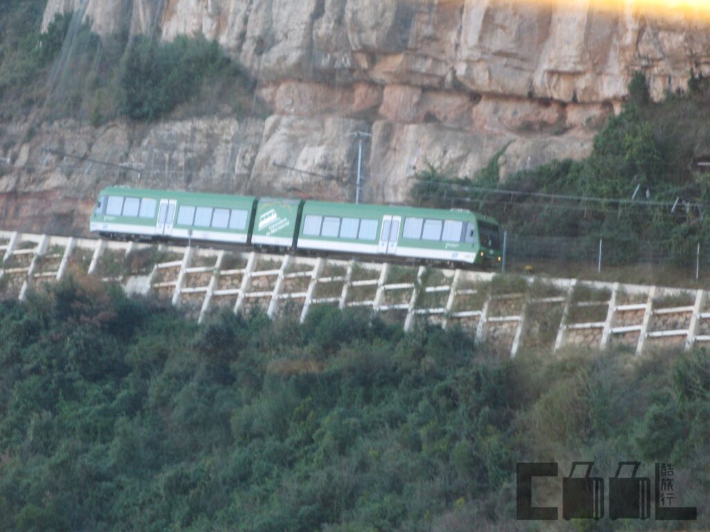 小火車以24~40公里的時速帶領遊客前往海拔1,200多公尺的修道院