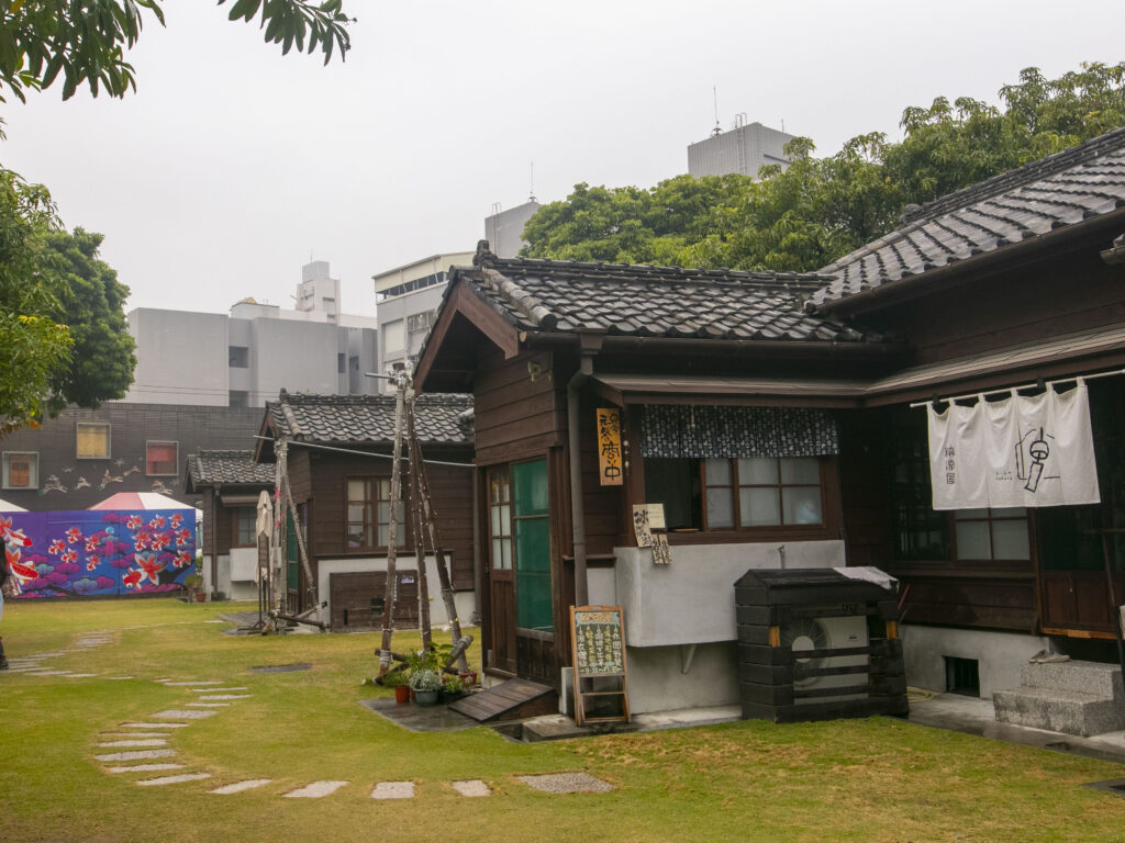 府東創意森林前身為台南州立農業試驗場宿舍群，旅人不妨在這裡慢下腳步，換上和服感受濃厚的日本氣息與手作抹茶的樂趣