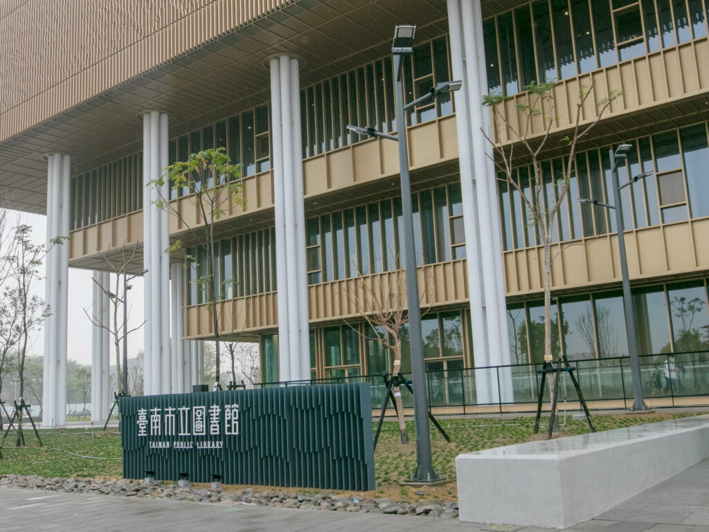 台南市立圖書館新總館於2021年1月2日正式開館後，立即成為網美們的朝聖點