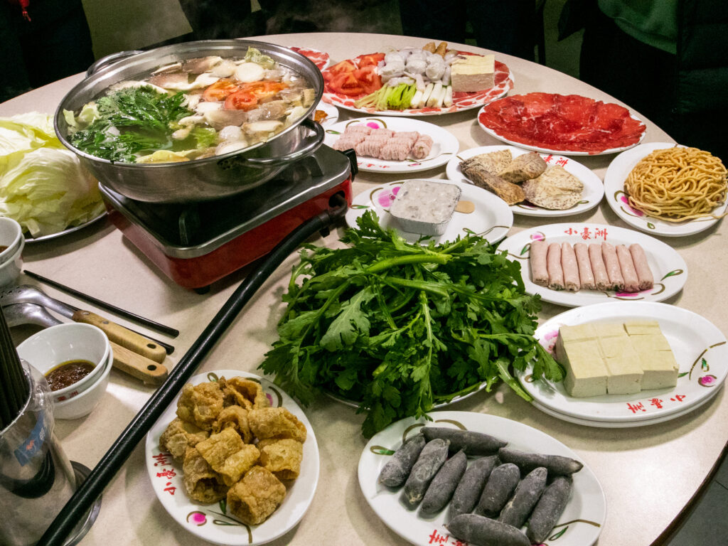 小豪洲汕頭火鍋，必點的魚冊、蔥肉捲在沸騰的湯水滾上片刻，蘸點由豬骨與花生製成的招牌沙茶醬，在地的好味道連台南在地人都搶著要