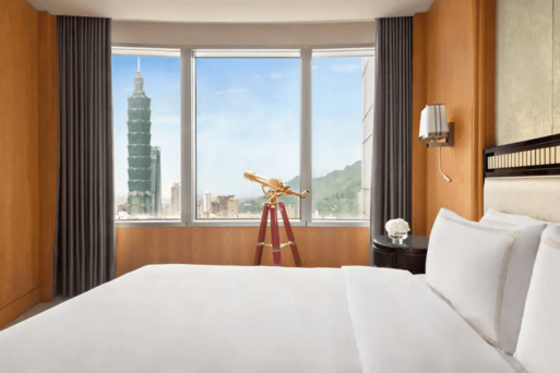 想看跨年煙火卻不想人擠人的旅客,適合入住「香格里拉台北遠東國際大飯店」,優雅的在客房內欣賞台北夜景與101煙火
