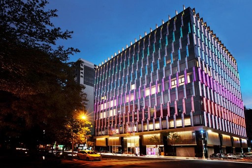 「翰品酒店高雄」設計採用優雅時尚的法式風格,結合低調奢華的東方美學,戶外歐風廣場散發浪漫歐洲街頭氛圍