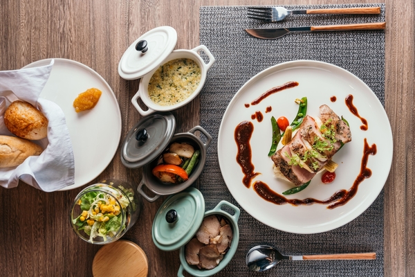 JÒHŌ HOTEL-香草豬小里肌佐覆盆子肉汁,肉質軟嫩的溫體豬小里肌以香料醃製後,再經過舒肥低溫烹調熟成,香味四溢,搭配酸甜濃香的覆盆子醬汁,多層次的口感讓人想一吃再吃。