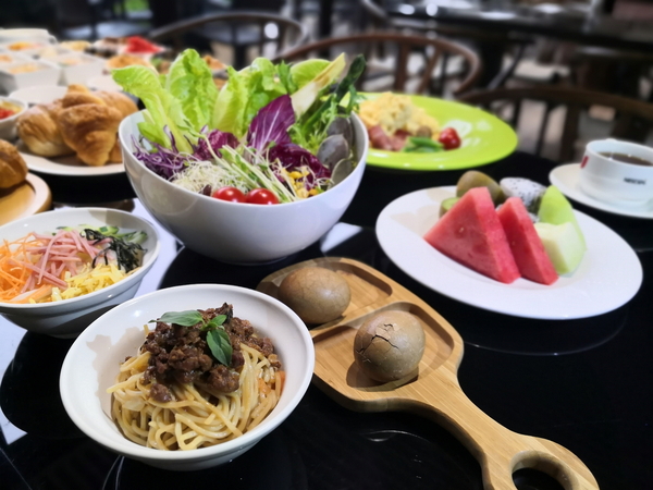 馥麗溫泉大飯店-早餐供應南投日越台在地必吃美食,尤其是滷製成深邃茶色的阿婆茶葉蛋更是不能錯過的必吃品項