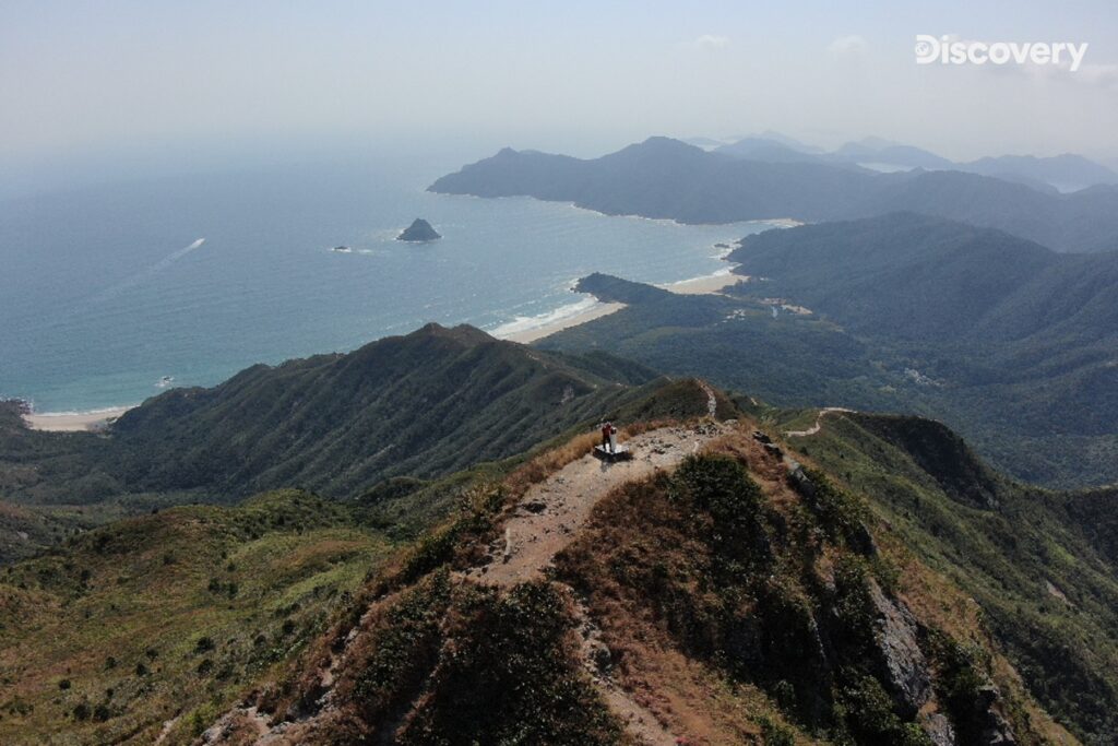 蚺蛇尖是香港最壯麗的一座險峰，由於雨水侵蝕而形成許多溝壑。