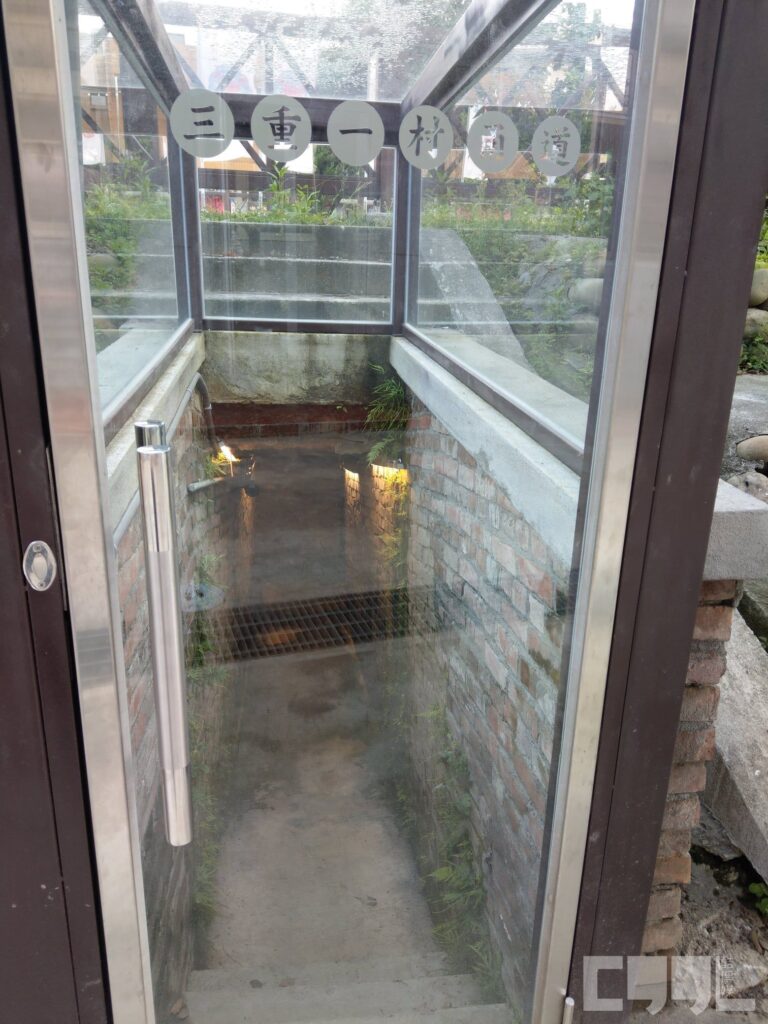 園區內的地下甬道,曾經是用來防空避難的護身之所