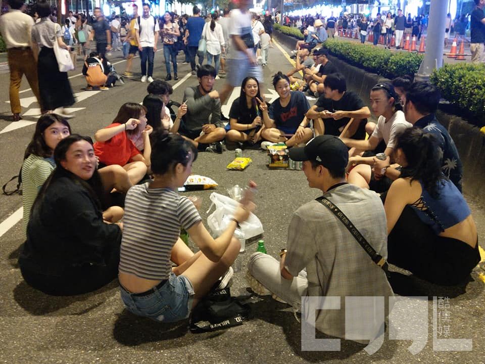 圍坐在路上的青年們