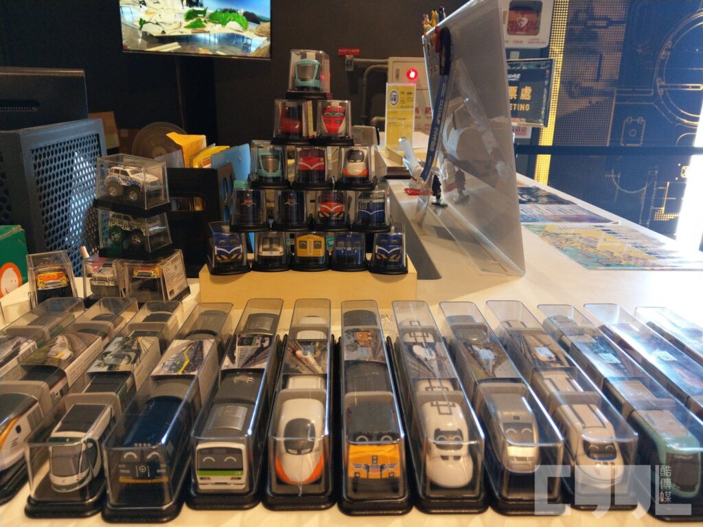 數十輛可愛的各式列車一字排開