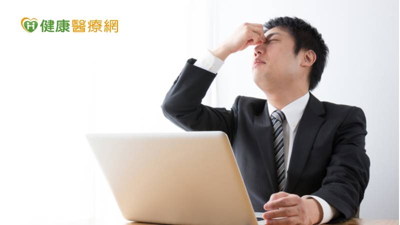 盯3C忘眨眼、長時間待冷氣房 4招預防乾眼症