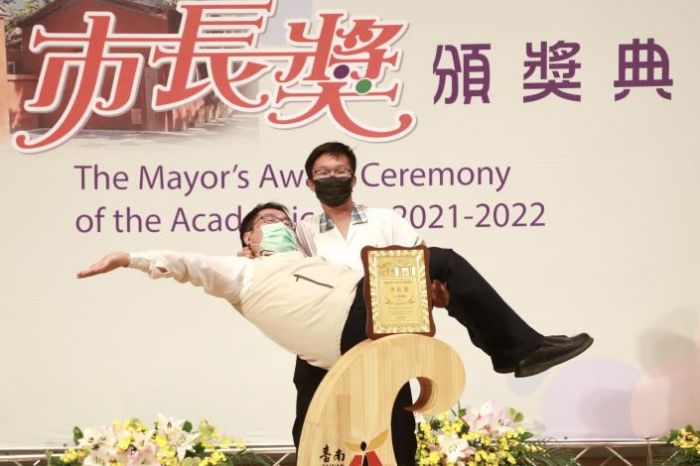 110學年度市長獎頒獎典禮第4場次 黃偉哲祝福畢業學子勇於挑戰未來