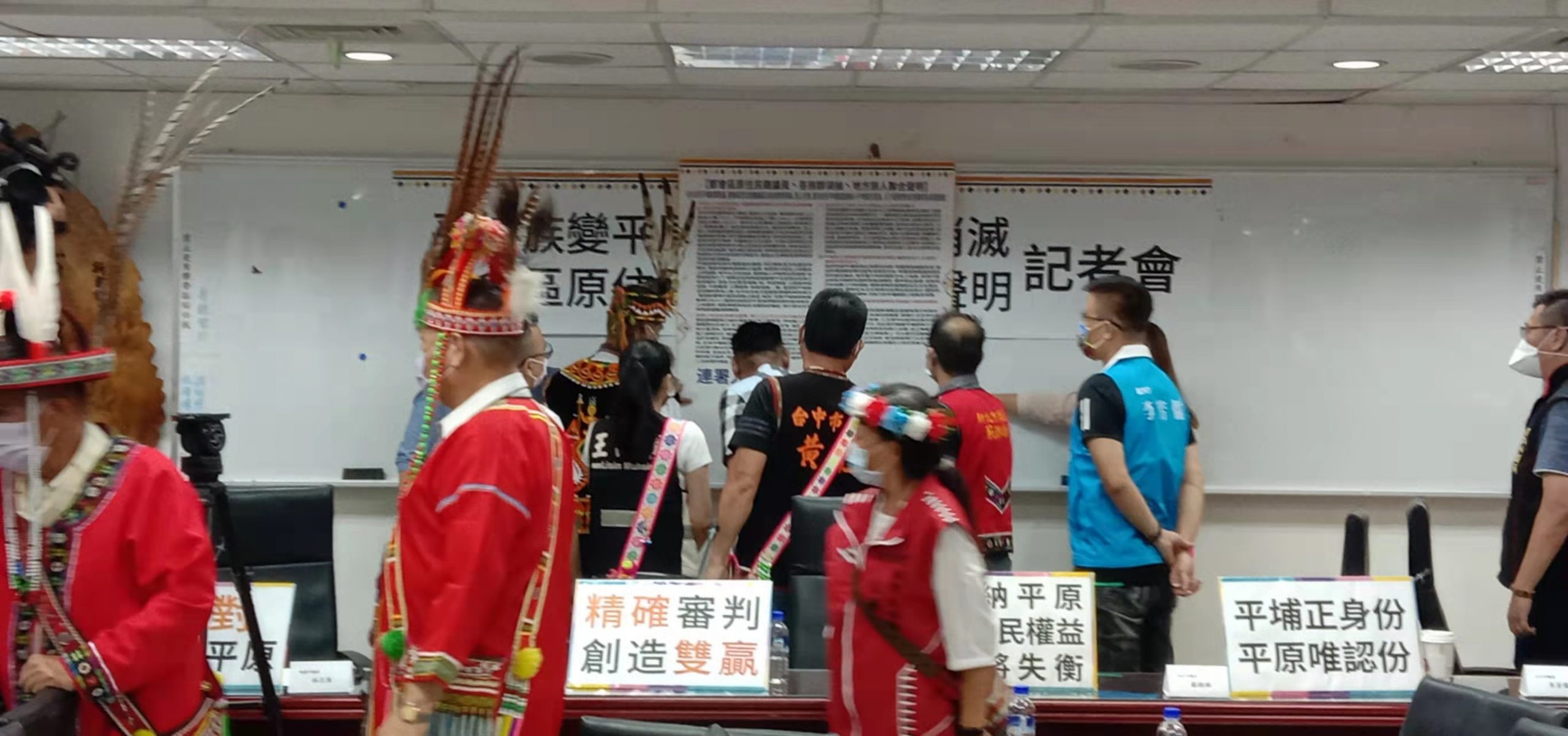 圖片說明：出席記者會原民議員與各族頭目、代表簽署共同聲明。(記者宋紹誠攝)