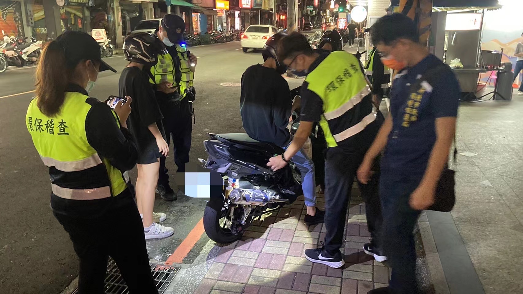 圖片說明: 林口分局會同環保局人員執行「環警聯合稽查」專案不手軟。(記者吳萍翻攝)