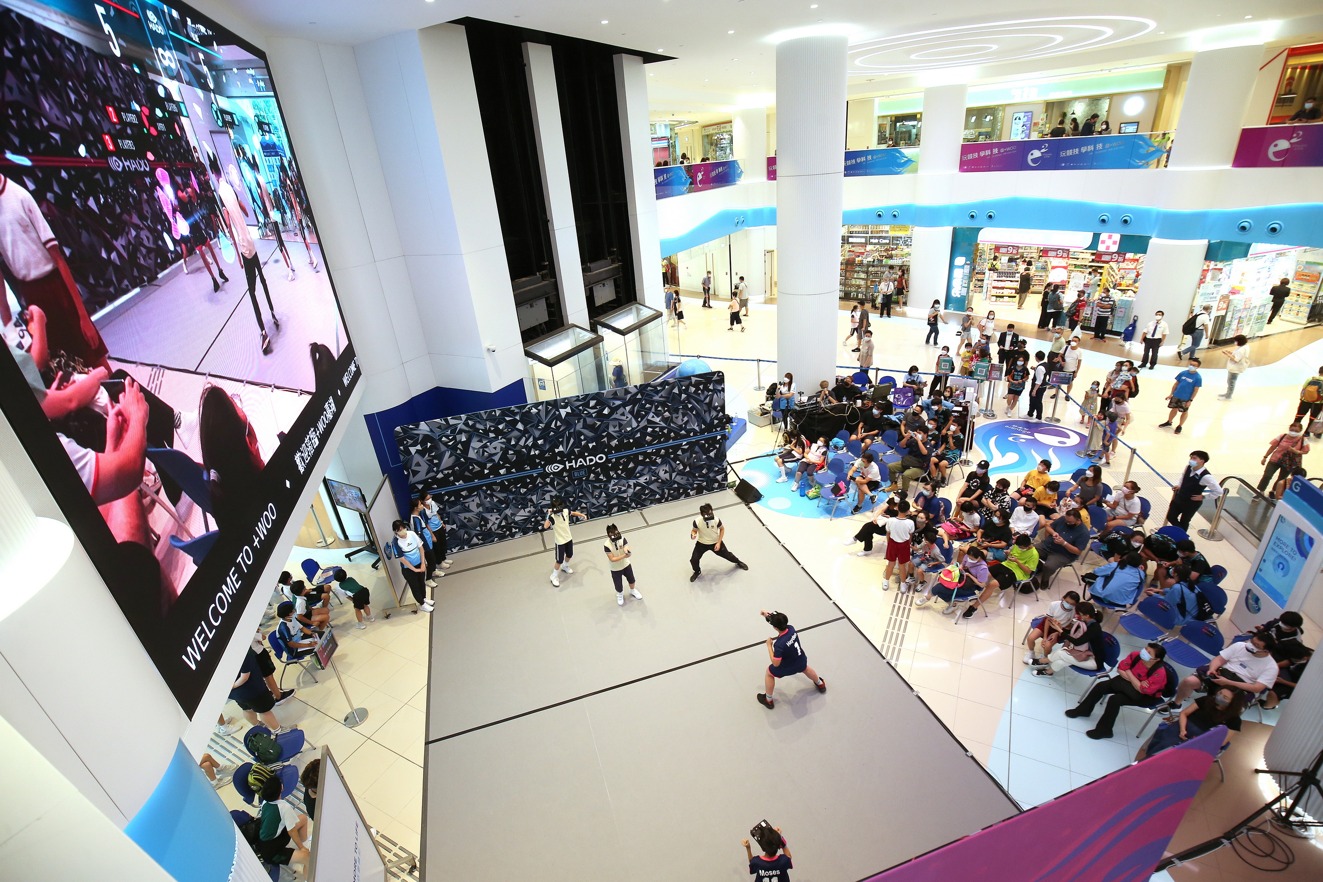 「置富Malls」「eSquare元宇坊」頭炮活動上，HADO電子閃避球參與者與對手在+WOO嘉湖之競技場一較高下，配合商場大電視實時展示AR結合實體現場的賽情，為居民及商場訪客帶來了充滿驚喜的全新體驗。