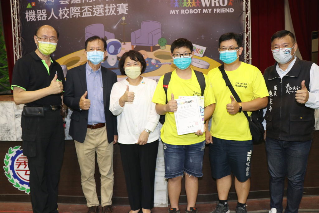 合照_得獎學生(右三)請市長在獎狀上簽名,右二為父親
