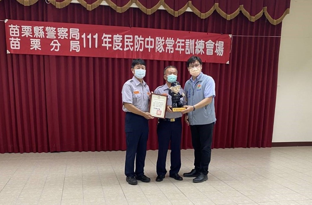 ▲苗栗副分局長張中於會中表揚服務滿30年與績優民防人員 (圖/苗栗縣警察局 提供)