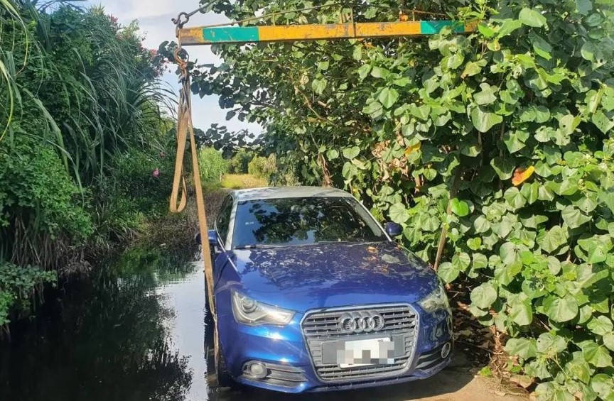 ▲小型怪手成功將自小客車吊起，回到水泥道路上，順利脫困    (圖/苗栗縣警察局 提供)