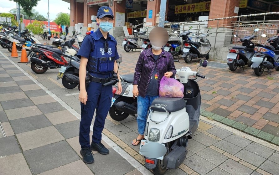 ▲66歲廖姓婦人於建國市場採買後找不到機車,員警於半小時內尋獲 (圖/台中市警察局 提供)