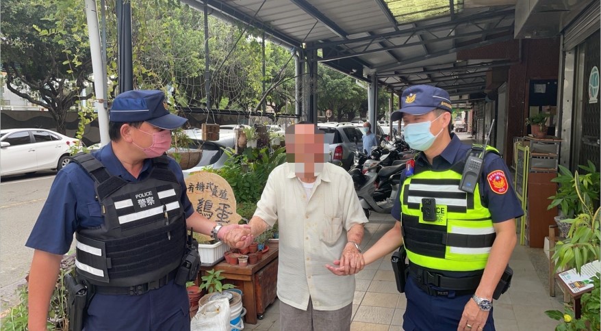 ▲103歲周姓老翁從台北坐車南下台中散心卻迷路街頭，員警趕往協助 (圖/台中市警察局 提供)