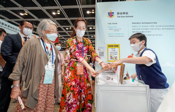 參展的學生們向高錕慈善基金主席高黃美芸女士及香港創新基金副主席黃敏華女士介紹發明意念及講解作品設計。 參展的學生們向高錕慈善基金主席高黃美芸女士及香港創新基金副主席黃敏華女士介紹發明意念及講解作品設計。