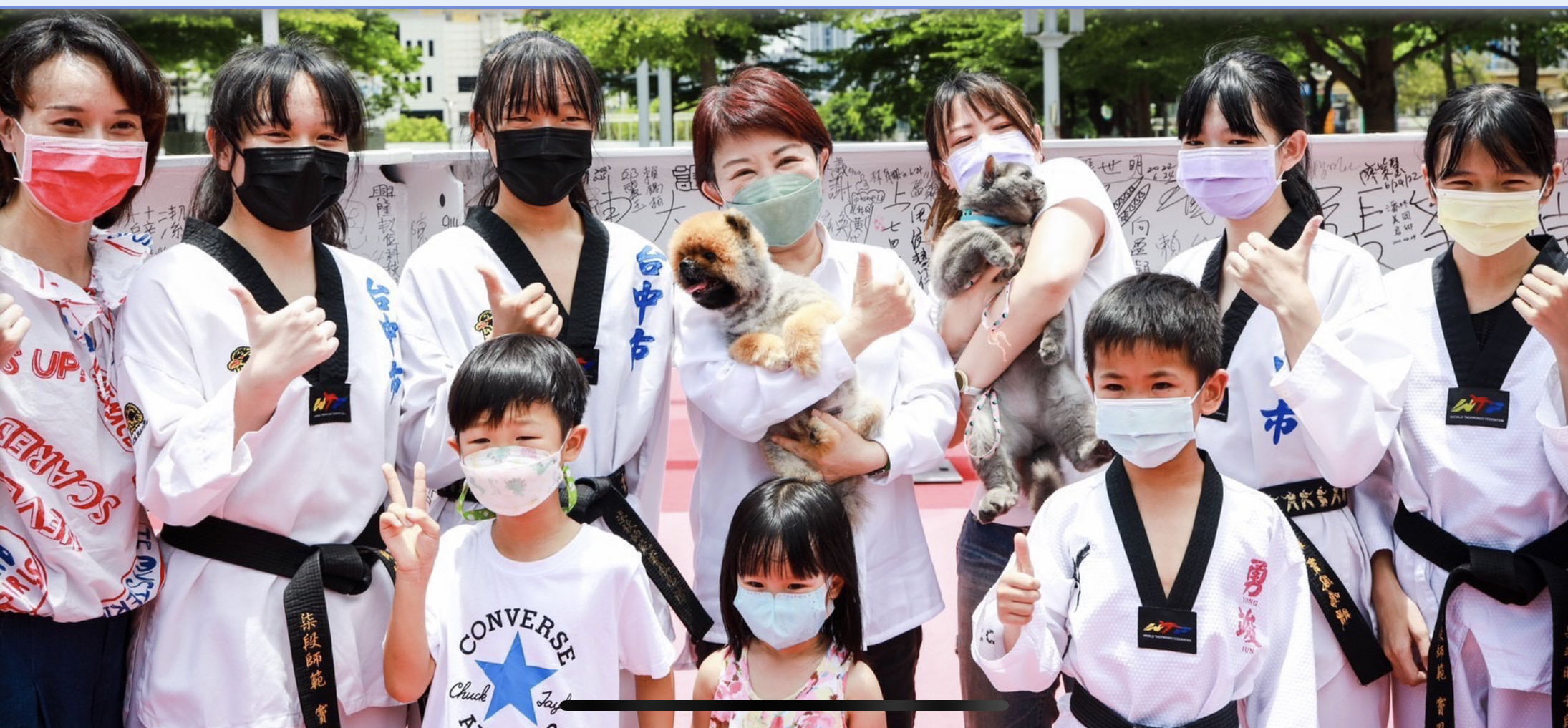 圖片說明:簽樑活動許多社團組織一早頂著艷陽到市府廣場表達支持。(記者江雁武翻攝)