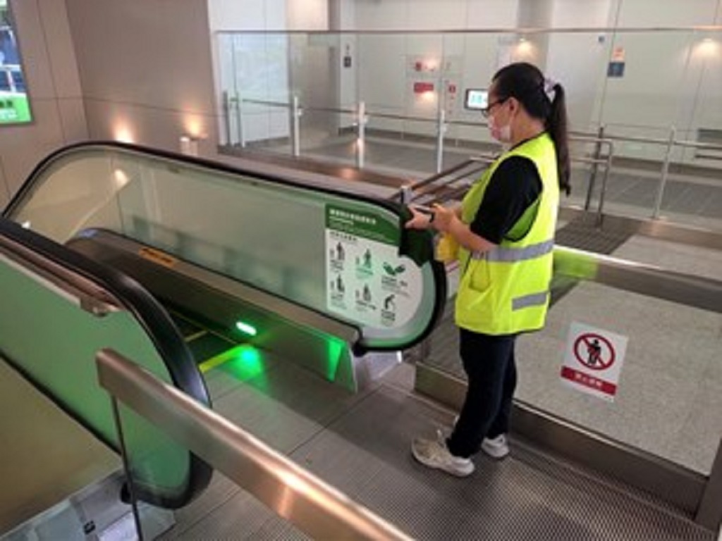 圖片說明:台中捷運落實防疫措施各站設備均定時消毒。(記者謝榮浤翻攝)