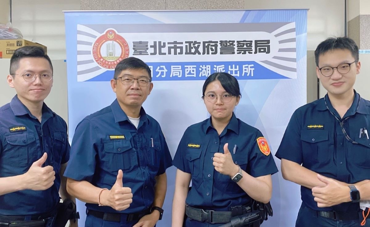 圖片說明:身障兒坐公車迷航西湖派出所,警員郭守宏(左一)、副所長蔡三華(左二)、警員林沛彤(右二)、甘哲安(右一)助安全返家。(記者宋紹誠翻攝)