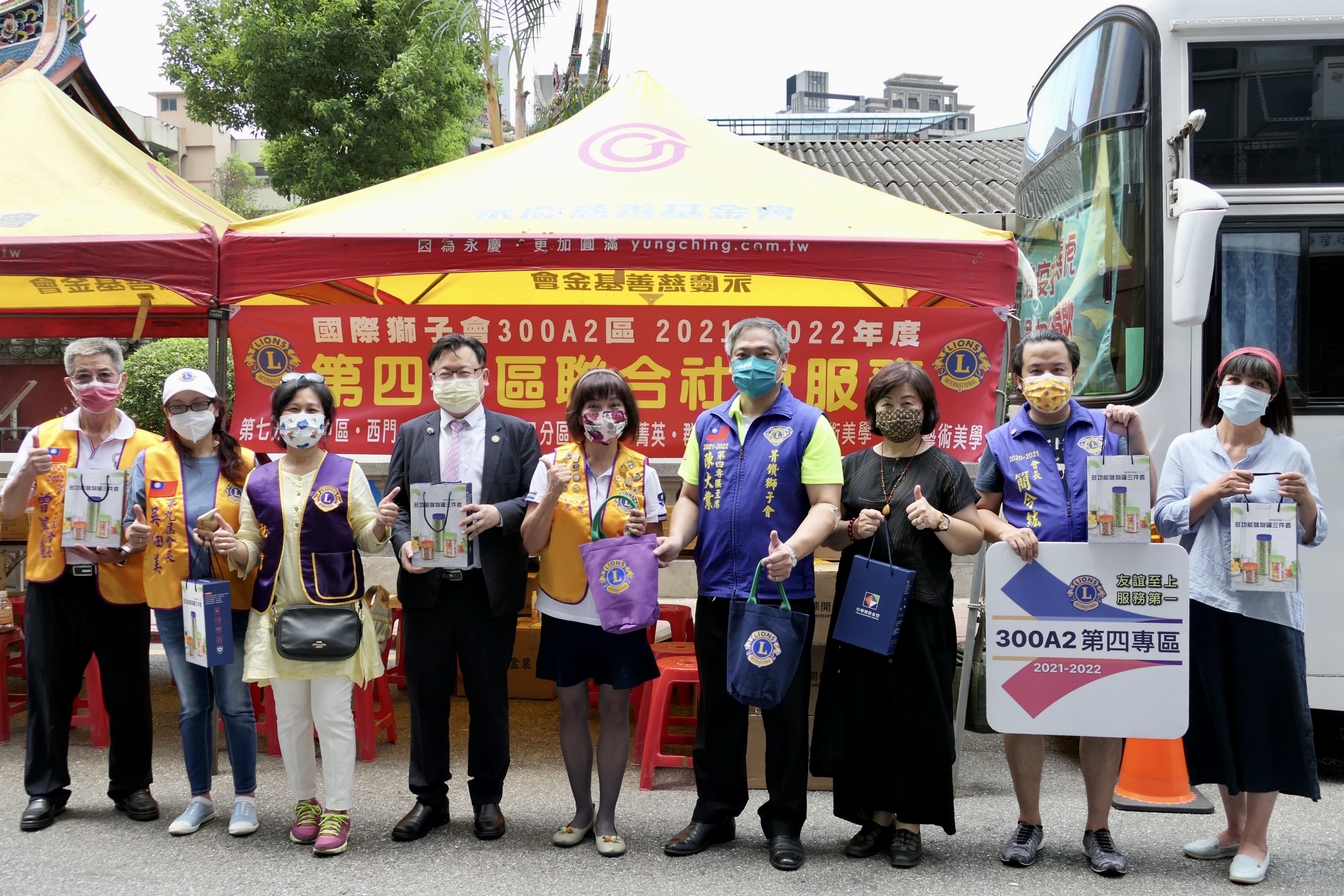 圖片說明:A3第四專區主席李美惠(中)、A2第四專區主席陳大業(右四)帶領獅友們舉辦「捐血傳愛在大同」捐血活動。(記者徐煜勝攝)
