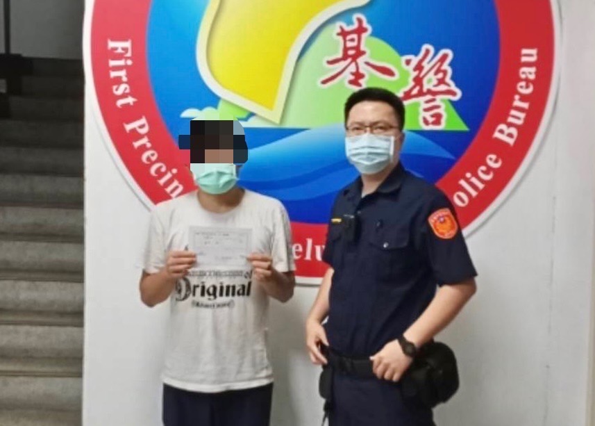 圖片說明:男子對員警陳志安熱心的協助感激不已,頻頻致謝。(記者宋紹誠翻攝)