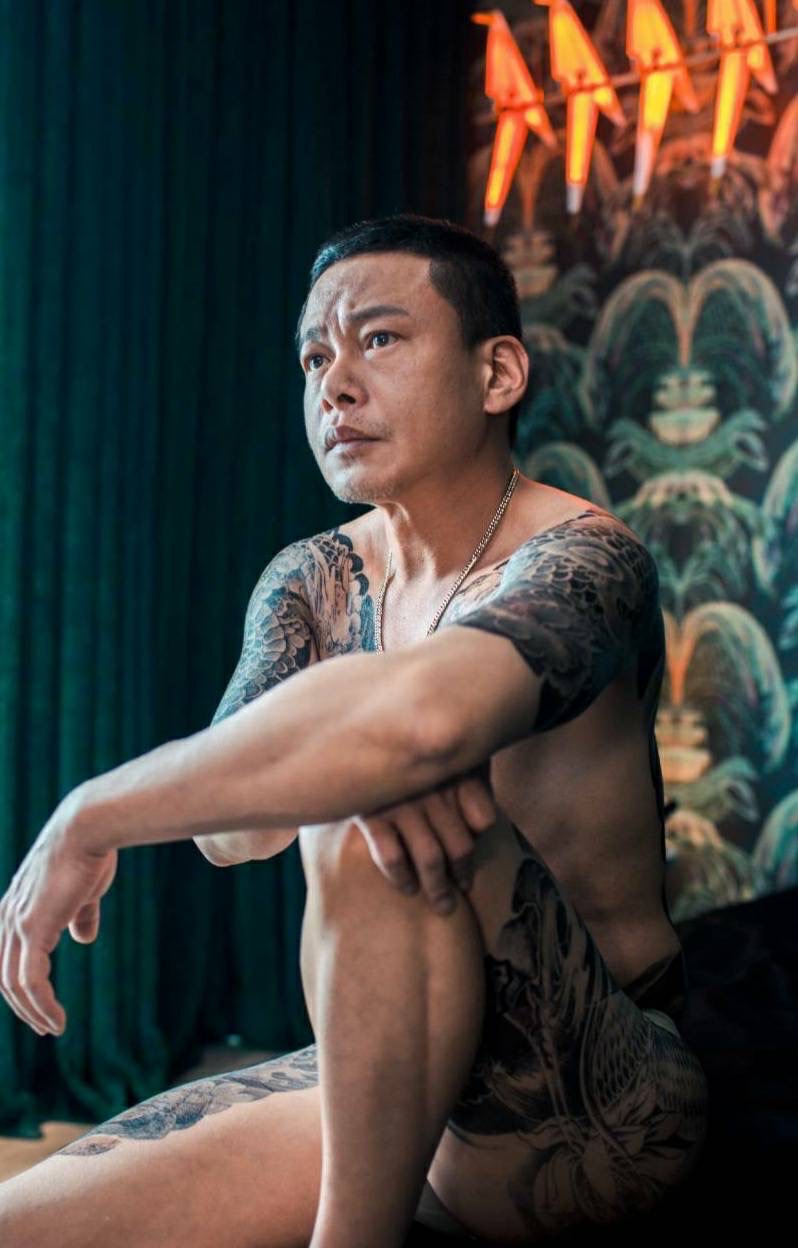 圖片說明:李康生首度挑戰飾演兄弟,其全身刺青不僅有傳統的全背半甲,包括腳跟臀部也都刺上了紋身。(圖/牽猴子股份有限公司提供)
