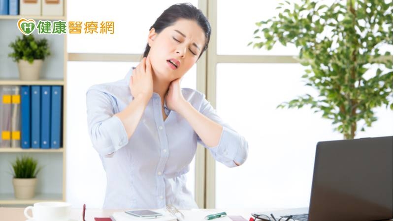 低頭族長期脖痛手麻 小心「脊髓空洞症」上身