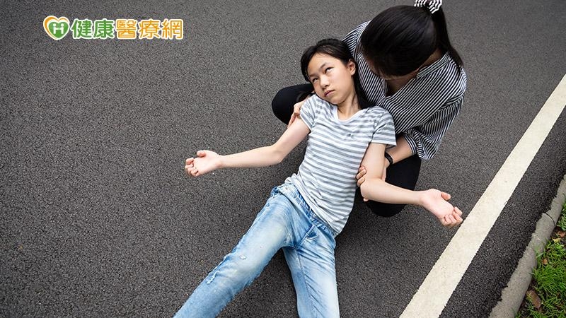 親友癲癇發作如何協助?醫師一次為你解答5大QA