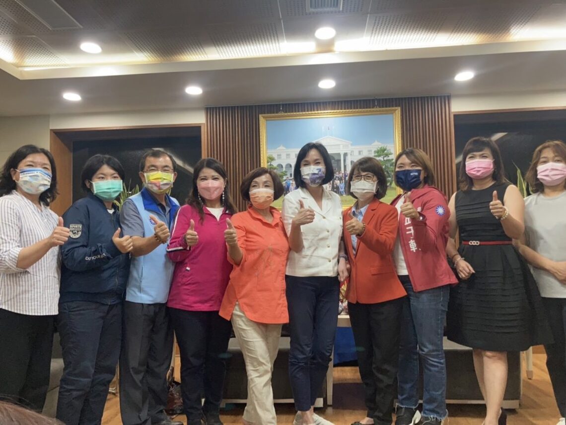 童燕珍抨擊親綠候選人格局小 拿放大鏡檢視柯志恩