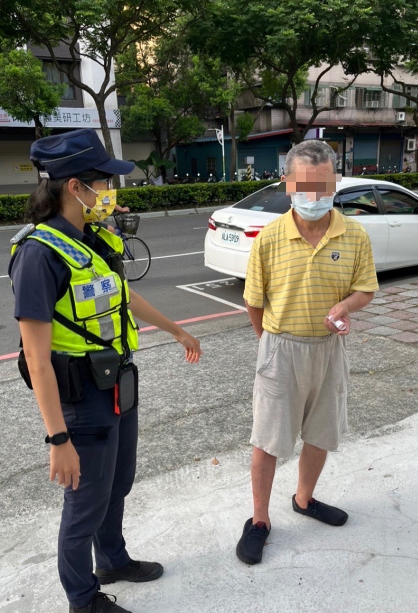 樹林警分局山佳派出所警員王彥友、方韻晴協助老人返家