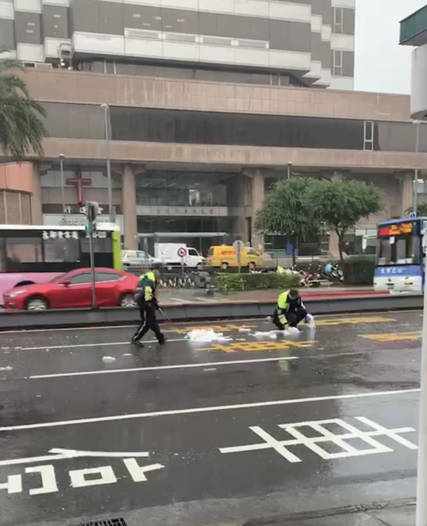 雜物散落車道,南港警即時清除確保用路人安全。