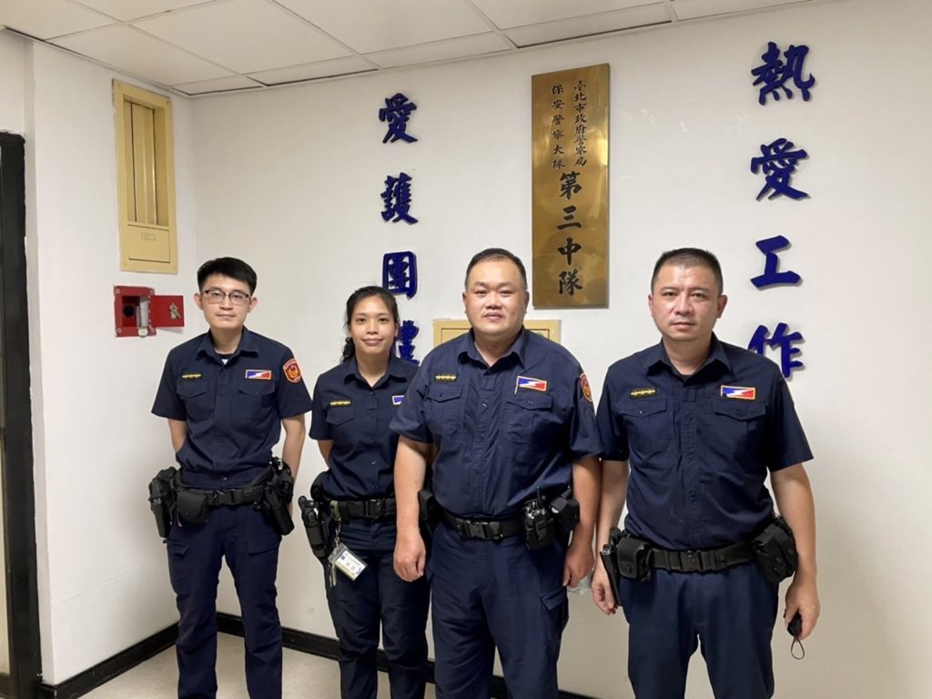 臺北市保安警察大隊警員陳政憲、上官立儀、小隊長簫芸璟及警員林高次等4人由左至右
