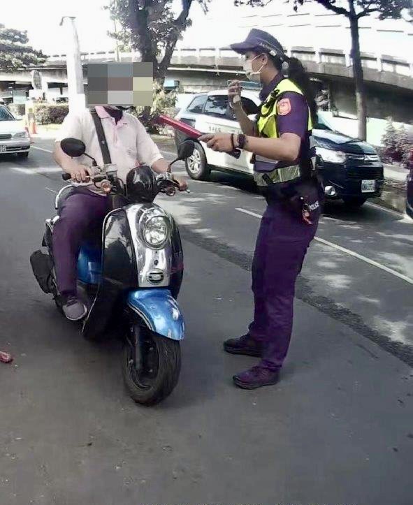 許姓男子騎乘重機車行經路檢點,因臉色潮紅、酒氣明顯,經員警攔停坦承有酒後駕車情事。