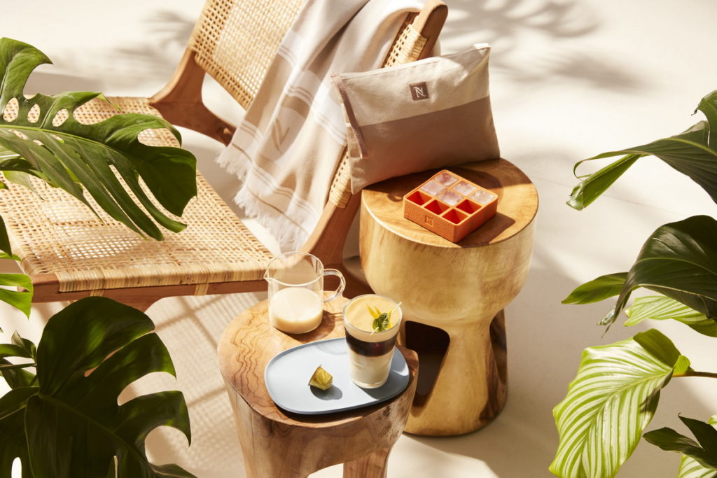 Nespresso「萊姆薄荷風味香草冰拿鐵」巧妙融合萊姆薄荷風味限量冰咖啡釋放出的檸檬甜香與些許苦韻。最適宜在海島清晨迎著微風享用。