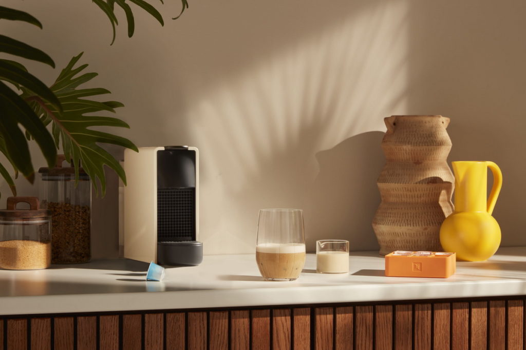 「清爽百香冰咖啡奶昔」以百香果糖漿搭配Nespresso清爽冰咖啡誘發完美的熱帶香調,喚起沁涼舒心的絕佳感受。