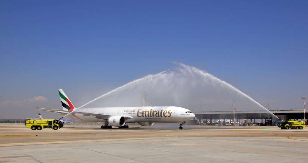 _阿聯酋航空首架杜拜–特拉維夫航班EK931,於飛抵本古里安國際機場時受到隆重的灑水儀式接歡迎。