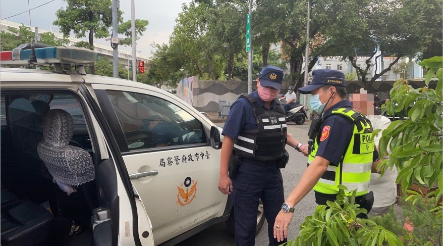 ▲員警先將老翁載回派出所休息,並聯繫上老翁女兒至派出所 (圖/台中市警察局 提供)