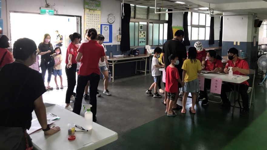 ▲南屯國小兒童疫苗快打站施打踴躍 (圖/台中市警察局 提供)