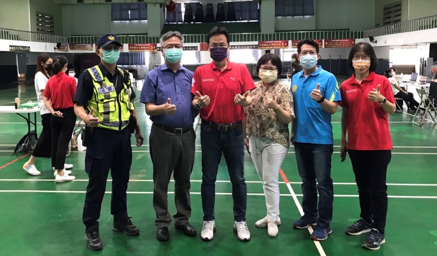 ▲南屯國小疫苗快打站附近人車潮眾多，南屯派出所全力守護兒童安全    (圖/台中市警察局 提供)