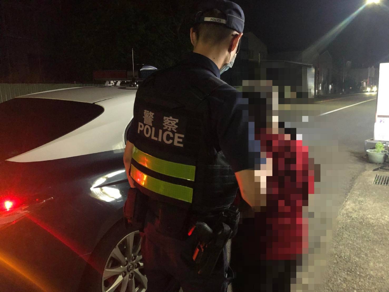▲員警先將老婦載回公館分駐所，並成功查出住址、護送到家 (圖/苗栗縣警察局 提供)