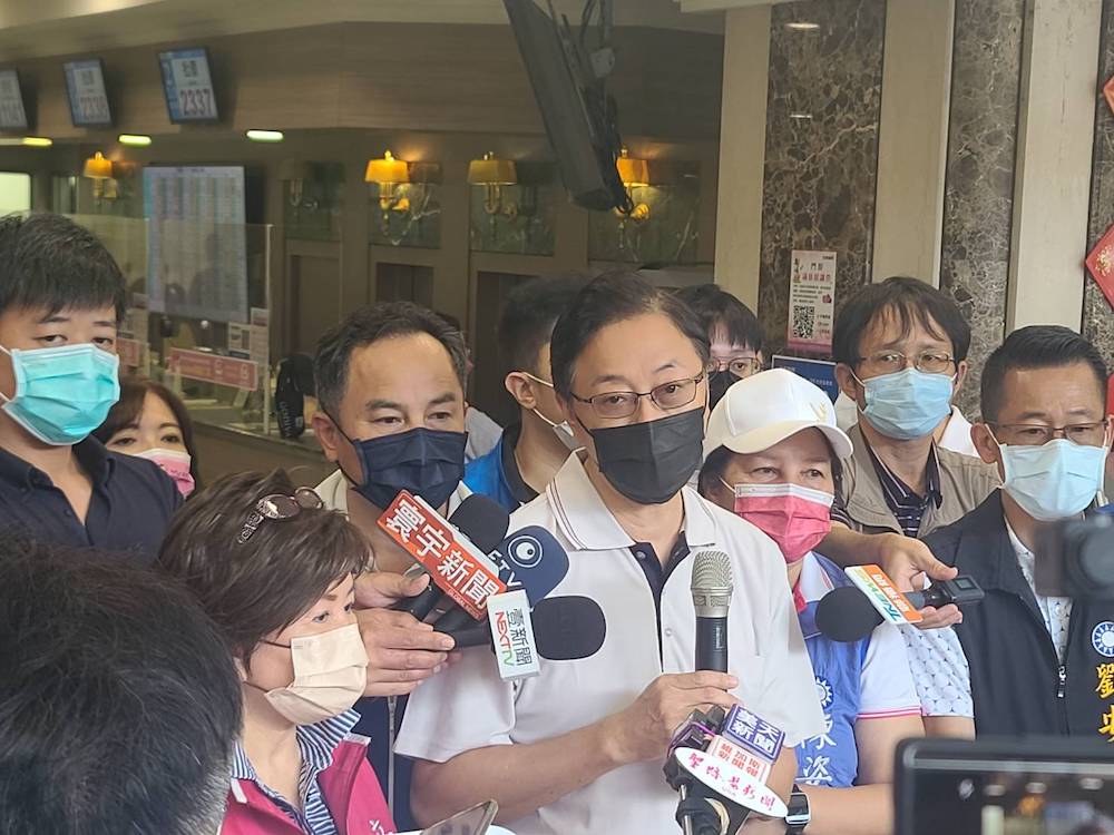 陳時中若參選形成「三腳督」翁章梁:台北勝選機率會更高 24 國民黨籍桃園市長參選人張善政28日率眾前往中壢天晟醫院慰問醫護人員。針對電價調漲,張善政說,民進黨政府能源結構錯置,民眾要有心理準備,電費調整不會到此為止。