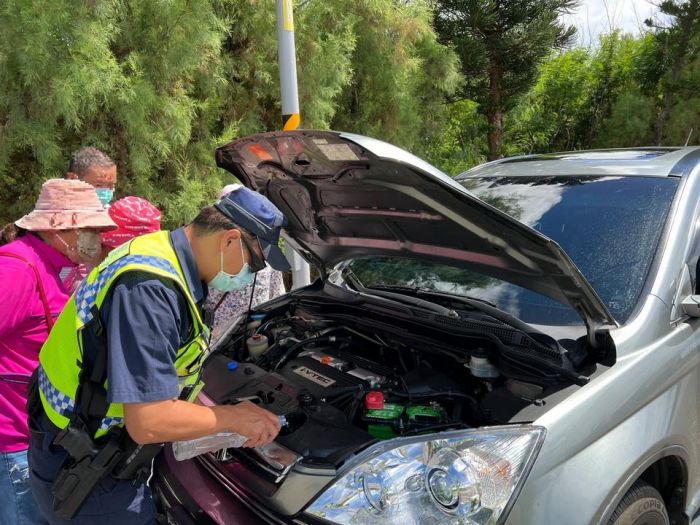 出門遊玩車冒煙 通梁警助民眾脫險