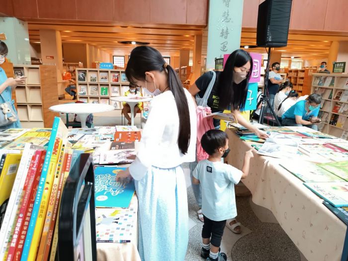 打造樂趣與智慧兼具的圖書館 彰化夏日繽紛好讀節暑假登場、自助借書機啟用