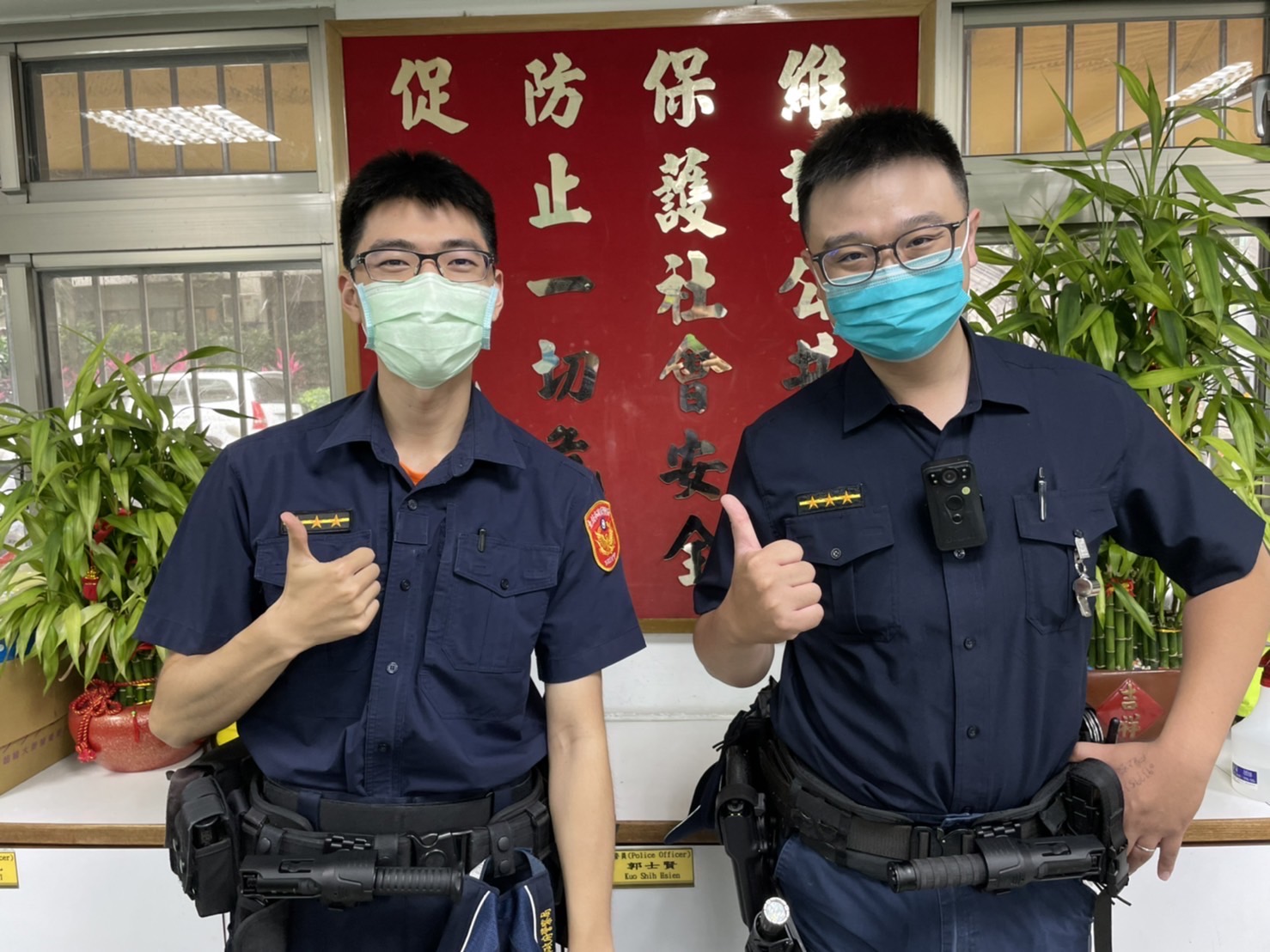 圖片說明:同德派出所員警黃信翔、陳冠全積極主動作為,深獲民眾讚許。(記者林鈞澤翻攝)