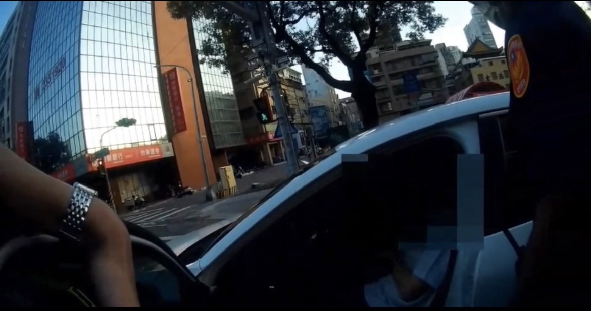 高雄男子酒後上路竟昏睡在路中 警獲報到場酒測果然超標送辦